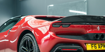 Fibre de carbone et Ferrari : Pourquoi la fibre de carbone est-elle utilisée ? Logo