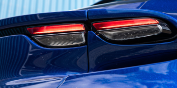 L'intelligence artificielle dans les supercars : comment elle transforme les voitures de luxe Logo