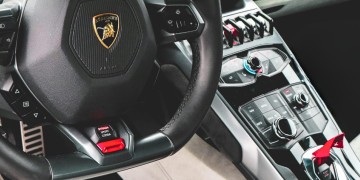 De la fibre de carbone à l'Alcantara : l'art de l'intérieur des supercars Logo